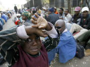 Foule mass�e aux grilles de l'ambassade am�ricaine
