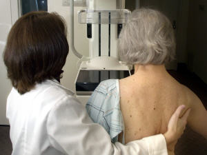 Patiente subissant une mammographie