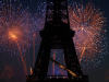 La tour Eiffel se profile devant les feux du 14 juillet 2007, lancés depuis le Trocadéro.