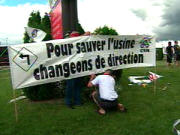 Syndiqu�s devant l'usine