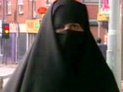Une femme qui porte la burqa Une femme qui porte la burqa