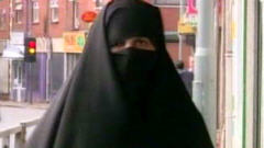 Une femme qui porte la burqa