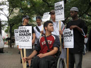 Le fr�re d'Omar Khadr, Karim (au centre), a particip� � la manifestation � Toronto, le 26 juillet 2008