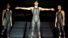 Des nageurs pr�sentent le LZR Racer.