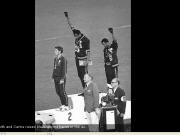 Des athl�tes am�ricains noirs l�vent le bras sur le podium
