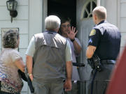 Des policiers se sont rendus � la r�sidence de M. Ivins.