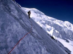 Un alpiniste sur les pentes de la face nord du K2.