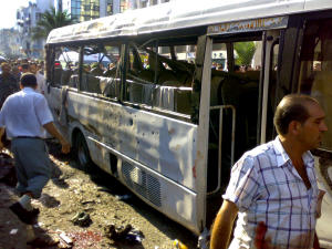 L'explosion a détruit un autobus.
