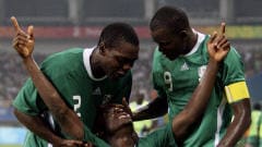 Chinedu Ogbuke Obasi (7), entouré de Chibuzor Okonkwo (2) et Victor Obinna (9)