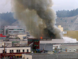 Un incendie d�truit l'h�tel Columbus de Prince George.