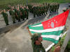 Des soldats abkhazes au garde-�-vous devant le drapeau de l'Abkhazie.