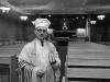 Le rabbin Irving Kleinman, photographi� � l'int�rieur de la synagogue de la rue Cr�mazie, vers 1949 (d�tail)