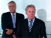 Erik Thorsen, de Renewable Energy Corporation, et Jean Charest en conférence de presse à Bécancour