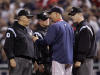 Le g�rant des Red Sox Terry Francona discute avec les officiels apr�s qu'un circuit ait �t� refus� � Manny Ramirez le 18 octobre dernier