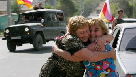 Des Oss�tes c�l�brent la reconnaissance par Moscou de l'ind�pendance de leur pays.