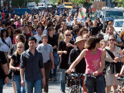 Des manifestants contre les compressions d'Ottawa dans la rue