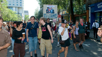 Des manifestants dans la rue contre les compressions d'Ottawa en culture.