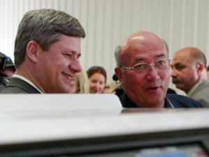 Gary Schellenberger (� droite) et Stephen Harper en campagne �lectorale en juin 2004 � Stratford, en Ontario.
