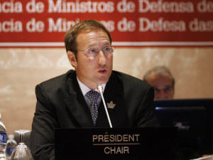 Peter MacKay préside à Banff une conférence regroupant les ministres de la Défense des Amériques.