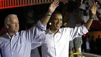 Joe Biden et Barack Obama saluent la foule lors d'un rassemblement électoral tenu en Pennsylvanie.