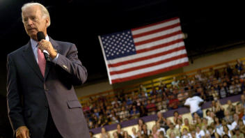 Joe Biden s'adresse à une foule réunie à Sarasota, en Floride.