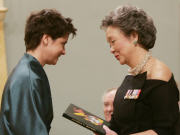 Pascale Quiviger re�oit le prix du gouverneur g�n�ral des mains d'Adrienne Clarkson