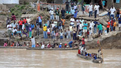 Des résidents sont évacués par bateau, à Mirebalais, au nord-est de Port-au-Prince.