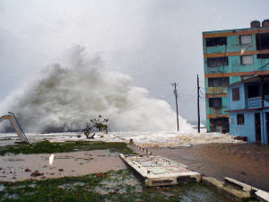 Une vague frappe la côte, à Baracoa.