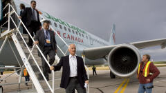 Jack Layton � sa descente de son avion de campagne