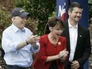 John McCain et Sarah Palin, accompagnée de son mari, Todd, lors d'un rassemblement politique à Lebanon, en Ohio.