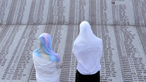 Deux femmes se recueillent devant le monument d�di� aux victimes de Srebrenica.