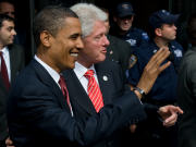 Barack Obama et Bill Clinton saluent la foule.