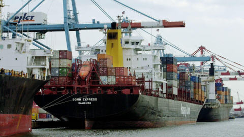 Un cargo attend son chargement.