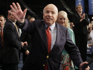 John McCain, après un discours à Jacksonville, en Floride.