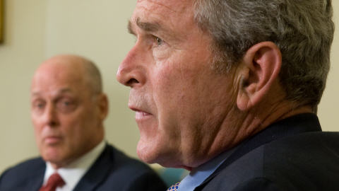 Le pr�sident am�ricain George W. Bush avec, en arri�re-plan, Henri Paulson, secr�taire au Tr�sor