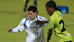 Joey Gjertsen bataille pour la possession du ballon.