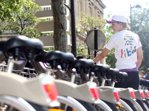 Une station de vélos en libre-service à Paris