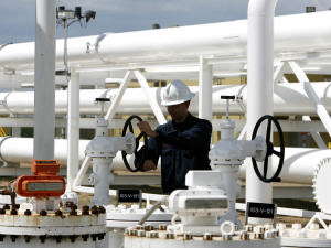 Un employé d'Enbridge à un terminal pétrolier en Alberta.