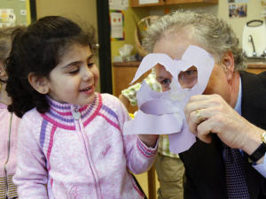 Jean Charest a visité cette garderie de Laval en mars 2008 pour y annoncer la création de 20 000 places de garde supplémentaires sur deux ans.