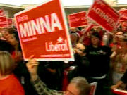 Entour� de certaines de ses candidates dans la r�gion