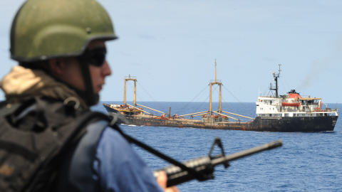 Une patrouille canadienne escorte un cargo pr�s des c�tes somaliennes.
