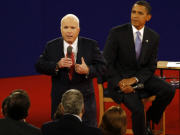 John McCain r�pond � une question, sous le regard attentif de Barack Obama.