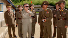 Kim Jong-il inspecte une batterie nord-coréenne.