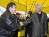 Gilles Duceppe est accueilli par un sympathisant