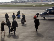 John McCain se pr�pare � monter � bord de l'h�licopt�re.