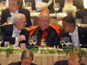John McCain et Barack Obama �taient assis de part et d'autre du cardinal new-yorkais Edward Egan.