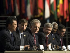 Marc Ravalomanana, Shawn Graham, Jean Charest, Stephen Harper, Abdou Diouf et François Fillon à la clôture du Sommet de la Francophonie à Québec