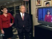 Sarah Palin regarde Tina Fey l'imiter.