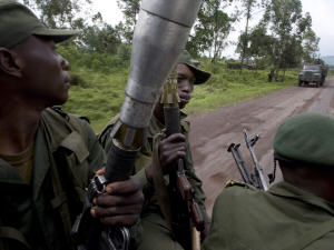 Les soldats congolais préparent une contre-attaque contre les rebelles.
