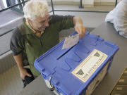 Un �lecteur de l'Oregon d�pose son bulletin de vote.